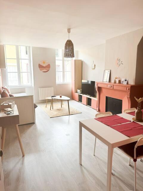 Food And Chill - Deux Appartements Hypercentre - 1 Theme Cinema - By Primo C0Nciergerie Турню Екстериор снимка